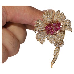 Broche vintage circa años 80 de oro de 18 quilates con diamantes naturales y flores decoradas con rubíes