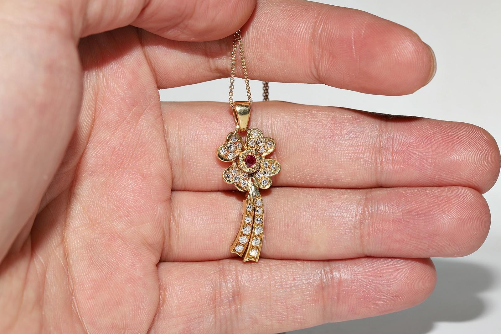 Vintage Circa 1980s 18k Gold Natural Diamond And Ruby Decorated Flowers Necklace For Sale 3