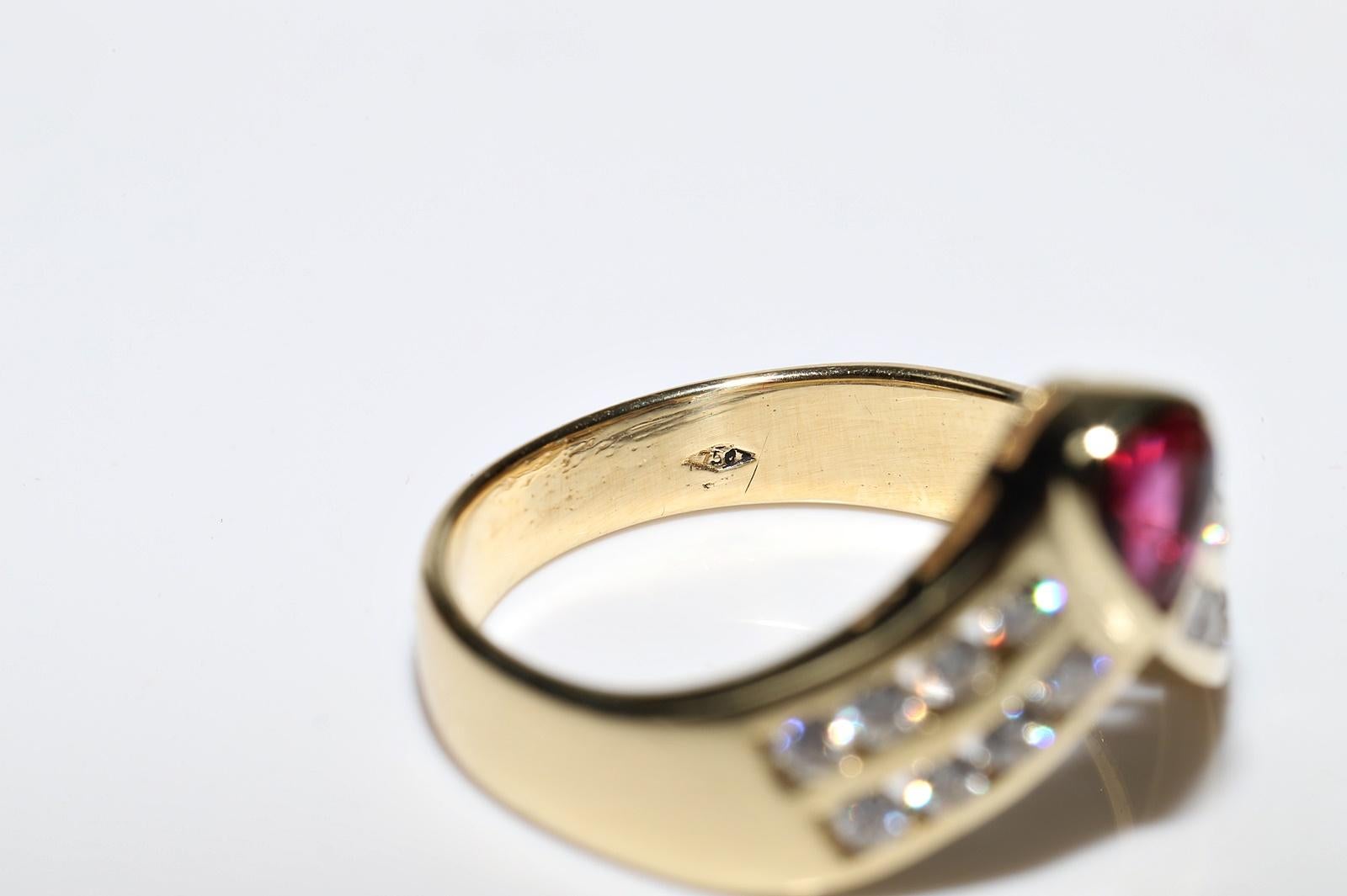 Anillo Vintage Circa Década de 1980 Oro de 18k Decorado con Diamantes Naturales y Rubíes en venta 4