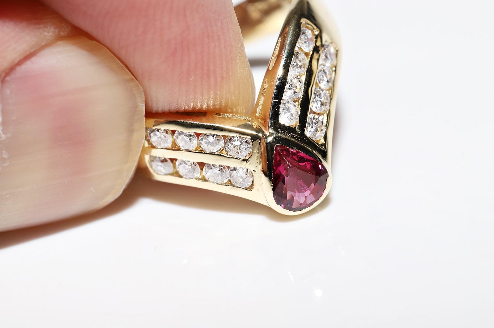 Anillo Vintage Circa Década de 1980 Oro de 18k Decorado con Diamantes Naturales y Rubíes en venta 6