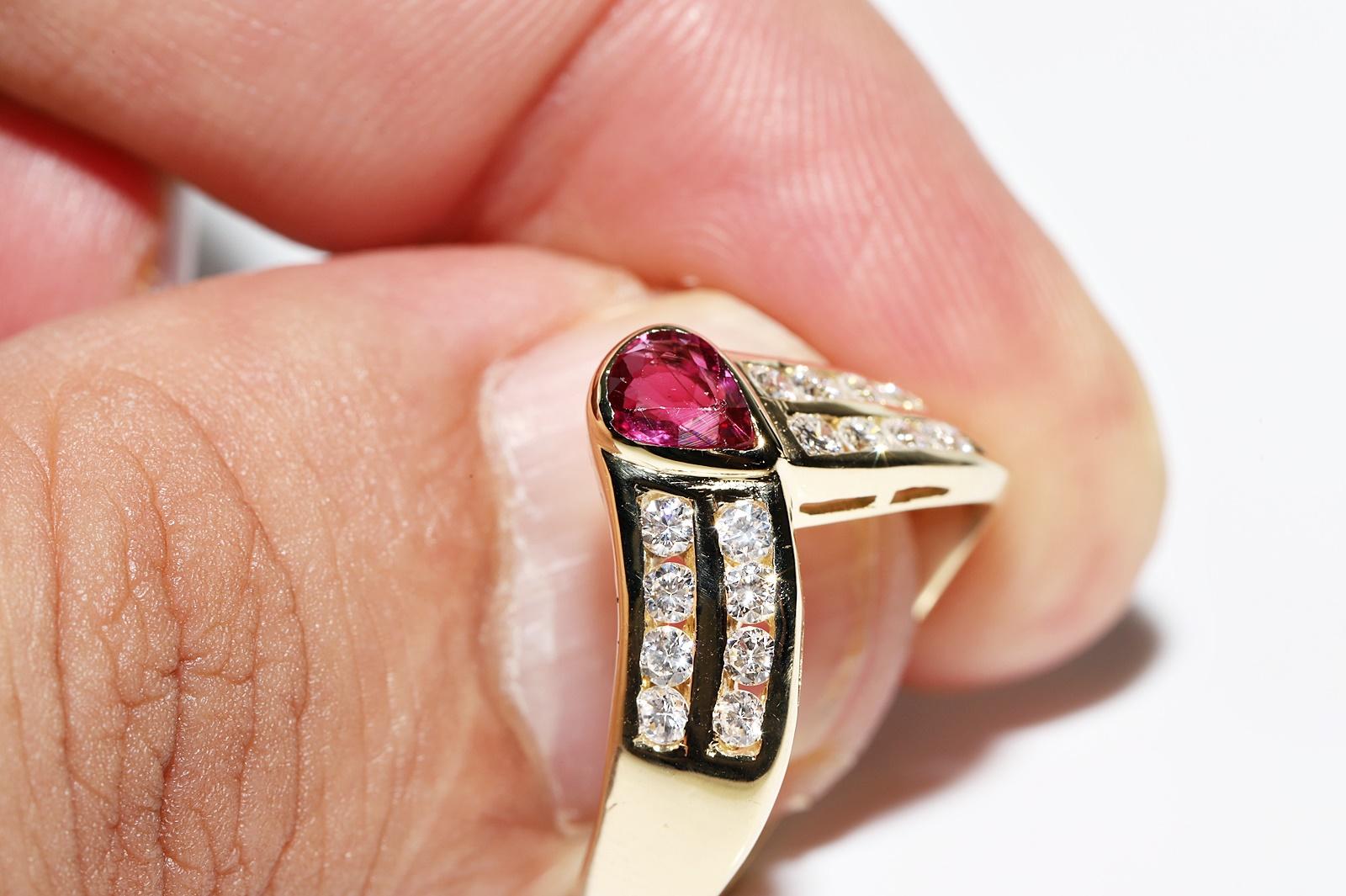 Anillo Vintage Circa Década de 1980 Oro de 18k Decorado con Diamantes Naturales y Rubíes en venta 7