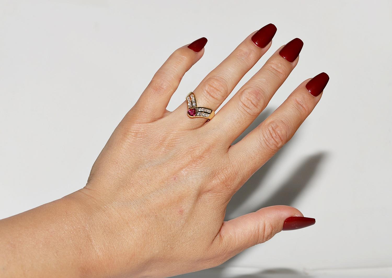 Anillo Vintage Circa Década de 1980 Oro de 18k Decorado con Diamantes Naturales y Rubíes en venta 8
