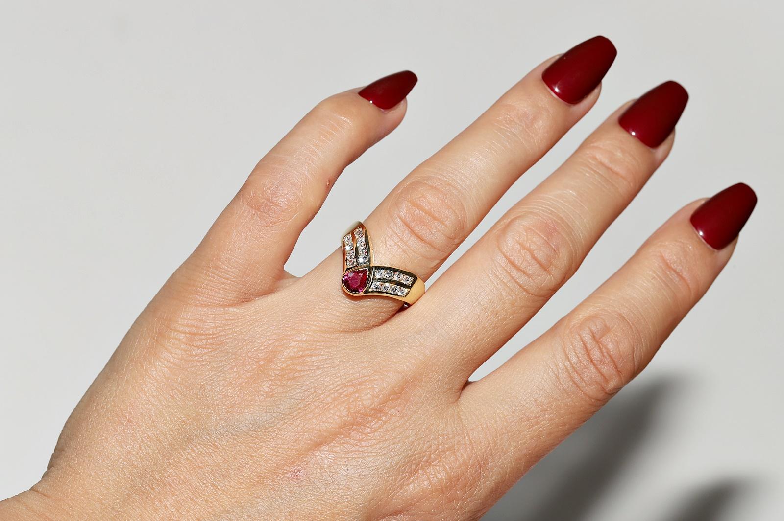Anillo Vintage Circa Década de 1980 Oro de 18k Decorado con Diamantes Naturales y Rubíes en venta 9