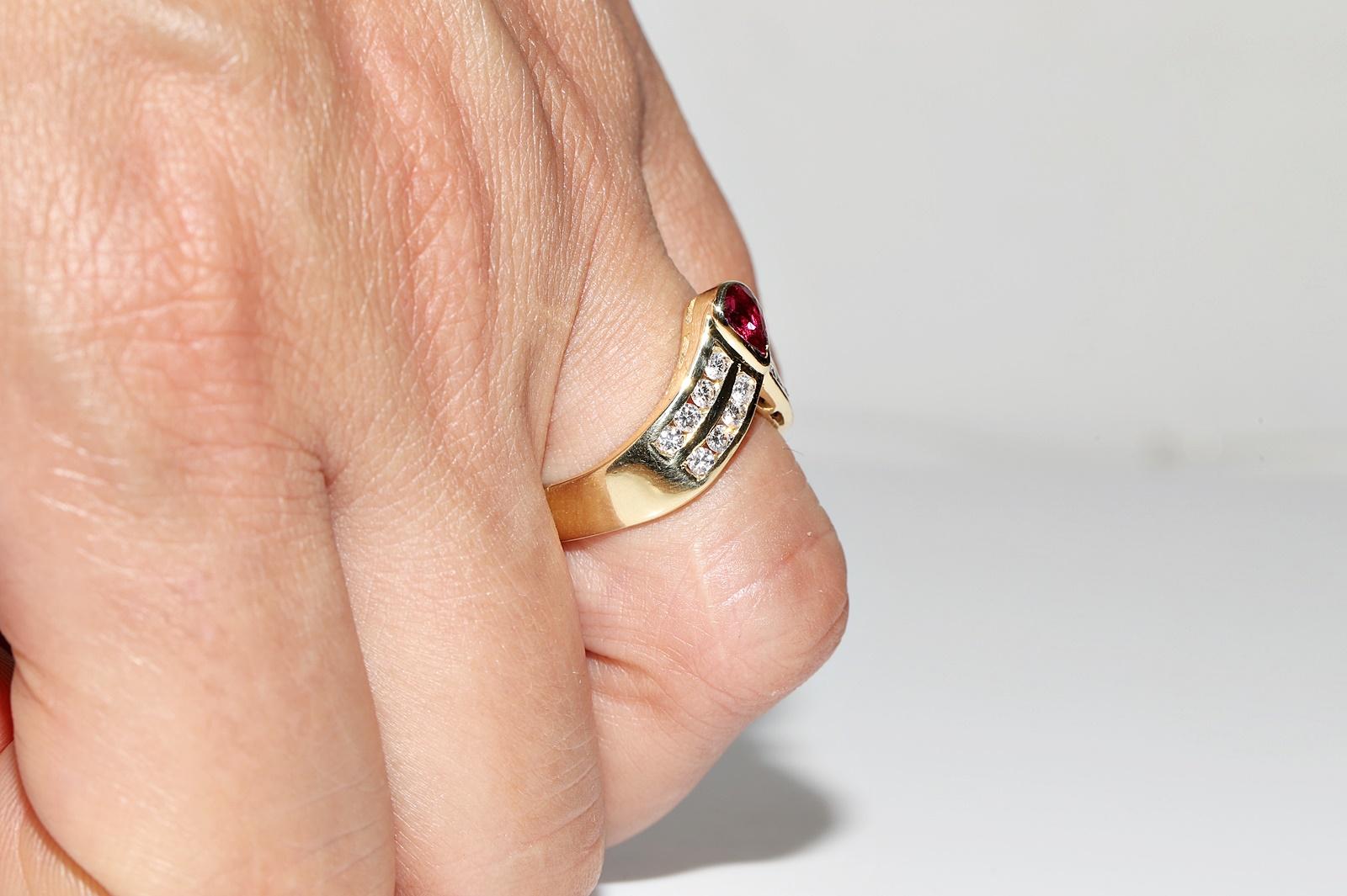 Anillo Vintage Circa Década de 1980 Oro de 18k Decorado con Diamantes Naturales y Rubíes en venta 11
