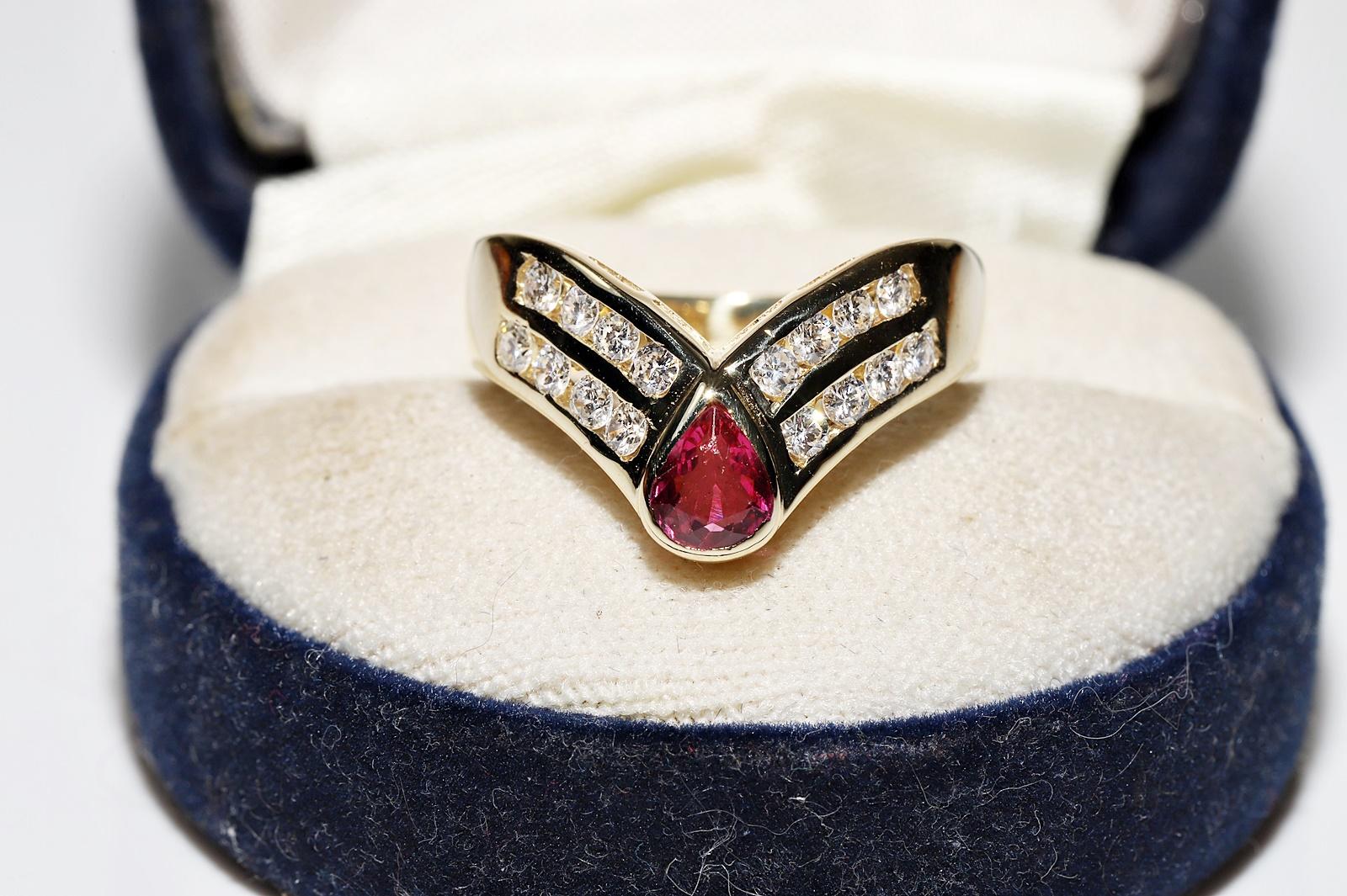En muy buen estado.
El peso total es de 5,2 gramos.
Totalmente es diamante 0,50 ct.
El diamante es de color G y claridad vvs.
Totalmente es rubí 0,40 ct.
La talla del anillo es US 7 
Podemos fabricar cualquier tamaño.
La caja no está incluida.
Ponte