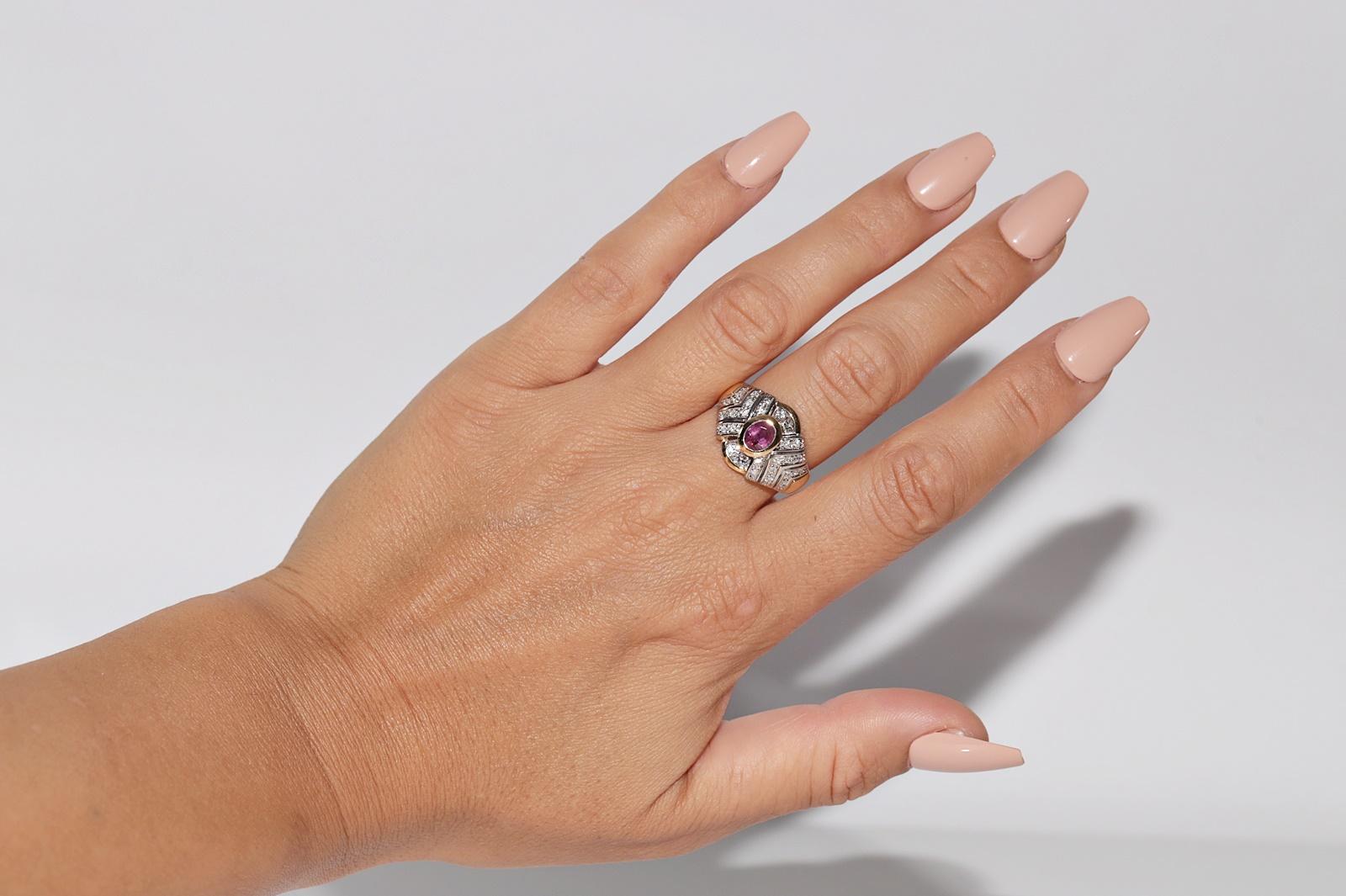 In sehr gutem Zustand.
Das Gesamtgewicht beträgt 8.9 Gramm.
Insgesamt ist Diamant 0,75 ct.
Der Diamant hat die Farbe G-H und die Reinheit vs-s1.
Insgesamt ist Rubin 0,60 ct.
Ringgröße ist uns 7
Wir können jede Größe herstellen.
Die Box ist nicht