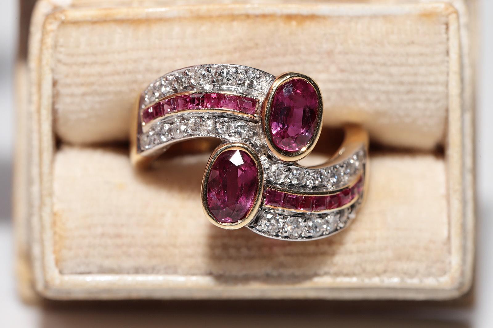 In sehr gutem Zustand.
Das Gesamtgewicht beträgt 5.8 Gramm.
Insgesamt ist Diamant 0,35 ct.
Der Diamant hat die Farbe G-H und die Reinheit s1-s2.
Insgesamt ist Rubin 1.50 ct.
Ringgröße ist US 5
Wir können jede Größe herstellen.
Die Box ist nicht