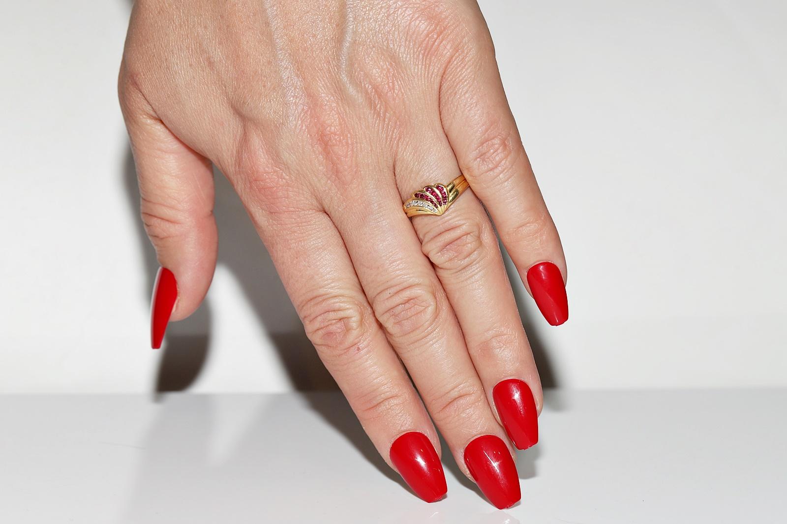 In sehr gutem Zustand.
Das Gesamtgewicht beträgt 2.9 Gramm.
Insgesamt ist Diamant 0,10 ct.
Der Diamant hat die Farbe H und die Reinheit V.
Insgesamt ist Ruby 0.35.
Ringgröße ist US 6.3 
Wir können jede Größe herstellen.
Box ist  nicht