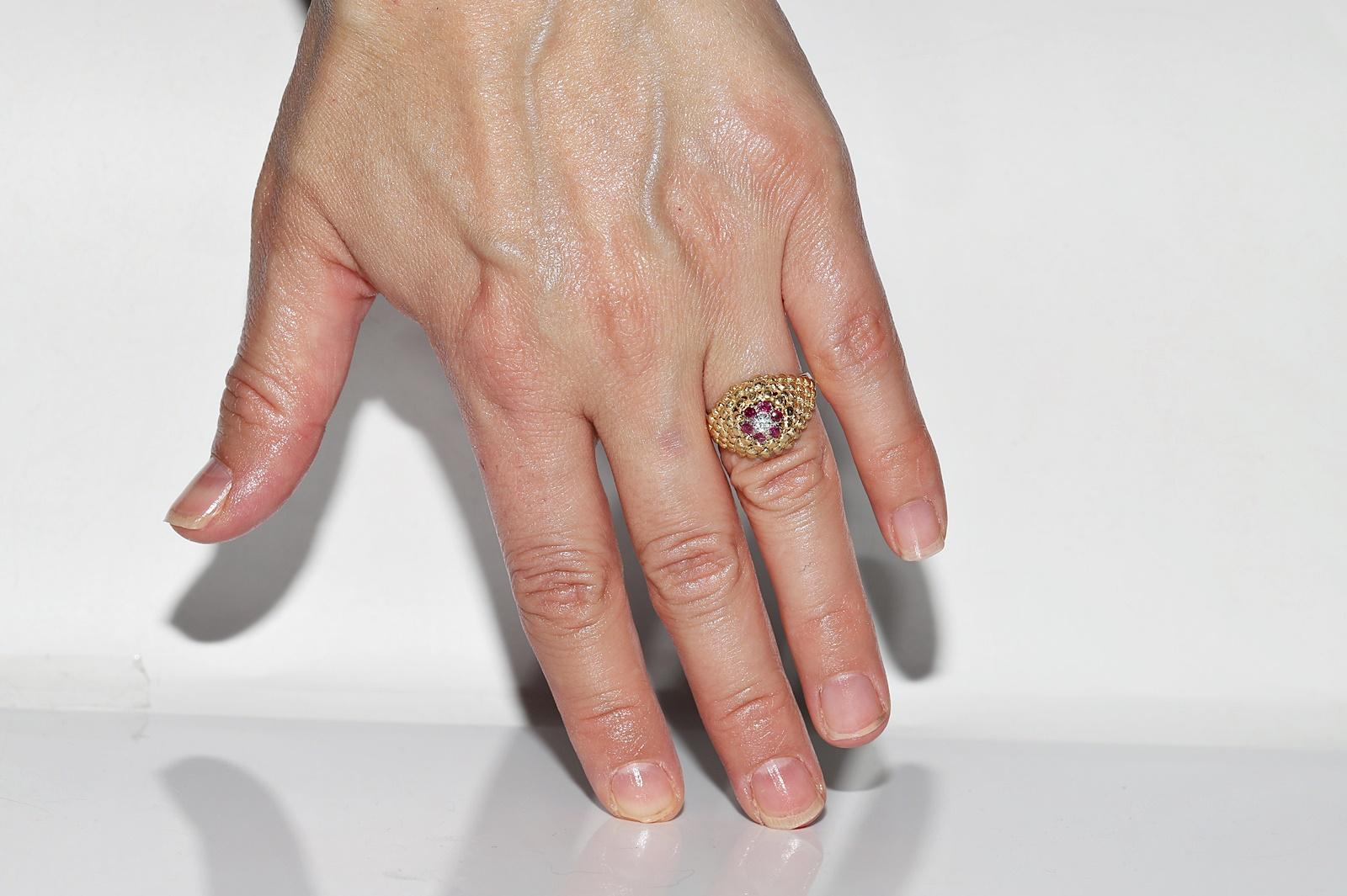 In sehr gutem Zustand.
Das Gesamtgewicht beträgt 7,6 Gramm.
Insgesamt ist Diamant 0,10 ct.
Der Diamant hat die Farbe H und die Reinheit V.
Insgesamt ist Rubin 0,22 ct.
Ringgröße ist US 6.5 
Wir können jede Größe herstellen.
Die Box ist nicht