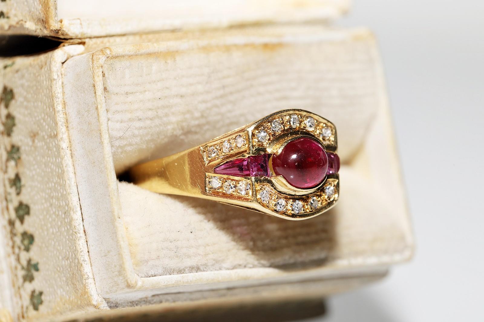 Deko-Ring aus 18 Karat Gold mit natürlichem Diamant und Rubin, Vintage, ca. 1980er Jahre  (Retro) im Angebot