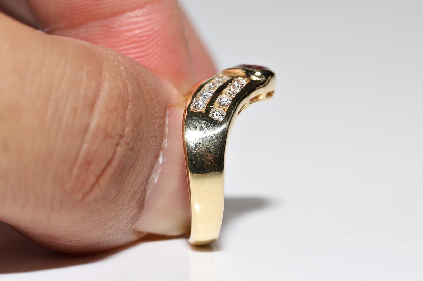 Anillo Vintage Circa Década de 1980 Oro de 18k Decorado con Diamantes Naturales y Rubíes en venta 2