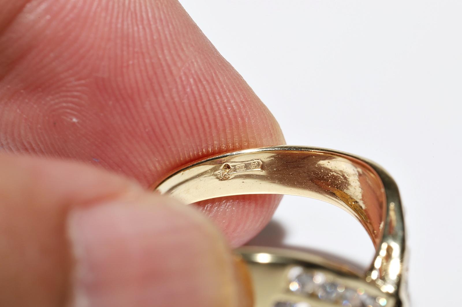 Anillo Vintage Circa Década de 1980 Oro de 18k Decorado con Diamantes Naturales y Rubíes en venta 3