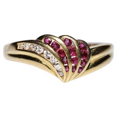 Bague vintage en or 18 carats décorée de diamants naturels et de rubis des années 1980