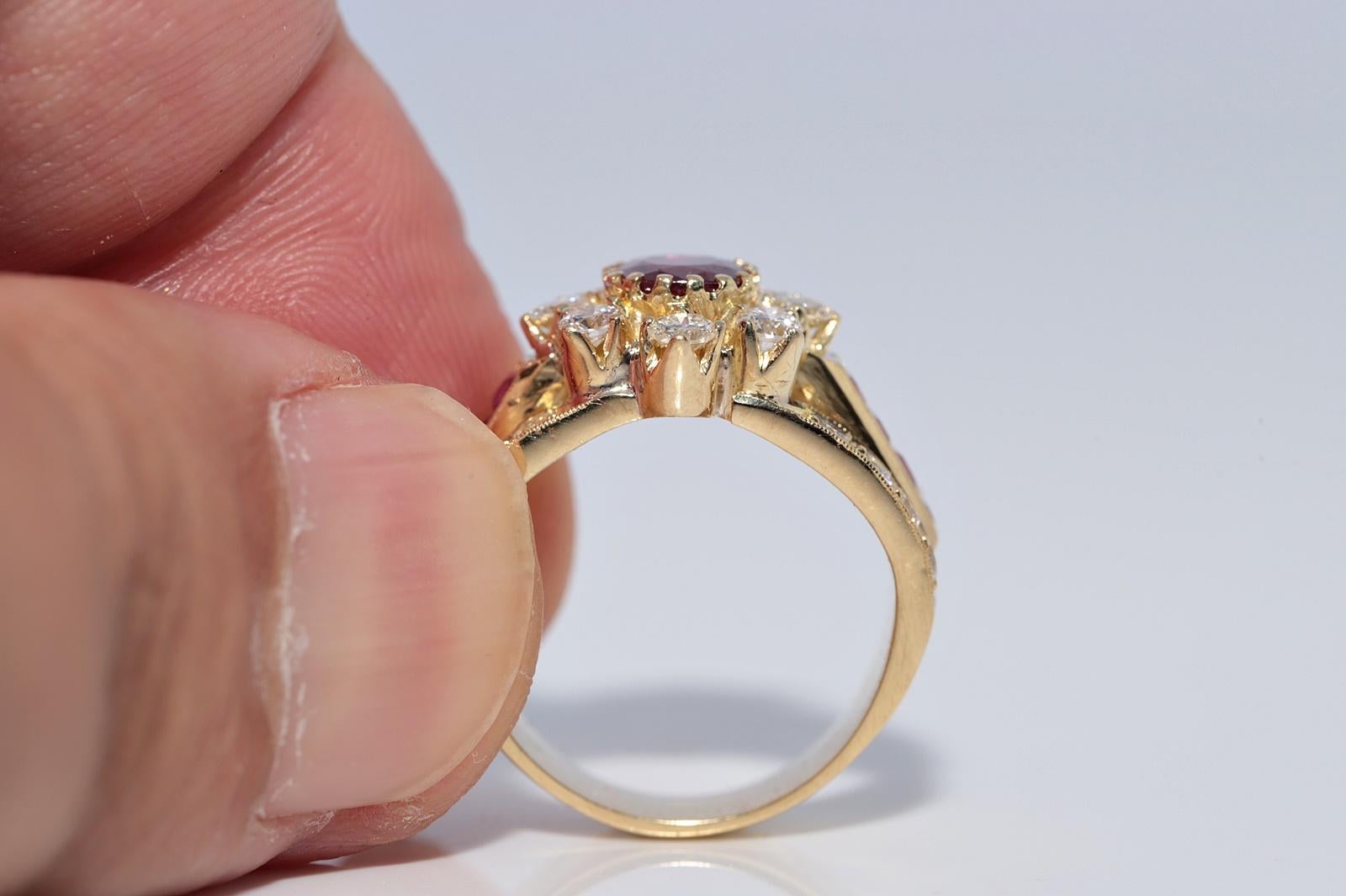 Donna Anello forte decorato con diamanti naturali e rubini in oro 18 carati CIRCA 1980 in vendita