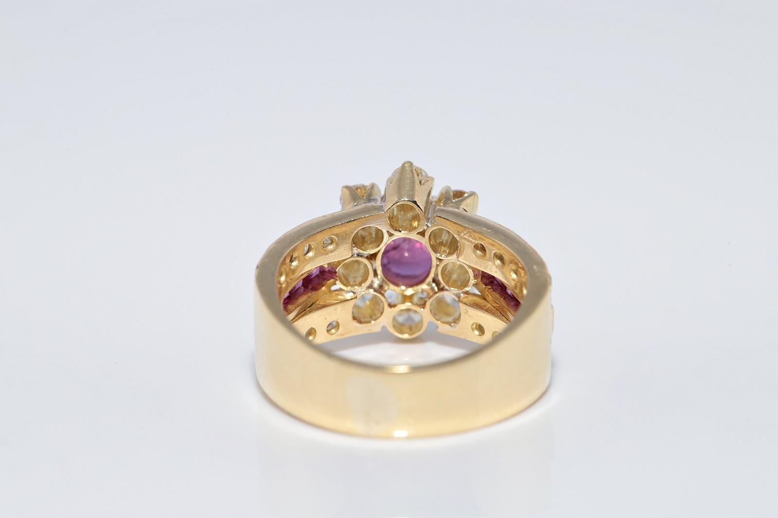 Anello forte decorato con diamanti naturali e rubini in oro 18 carati CIRCA 1980 in vendita 1