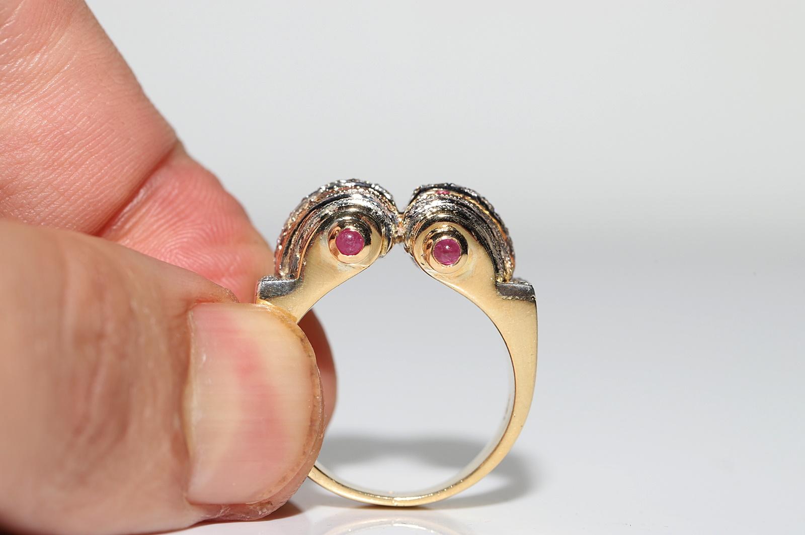 Anello con carrarmato decorato con diamanti naturali e rubini in oro 18 ct. d'epoca CIRCA 1980 in vendita 4