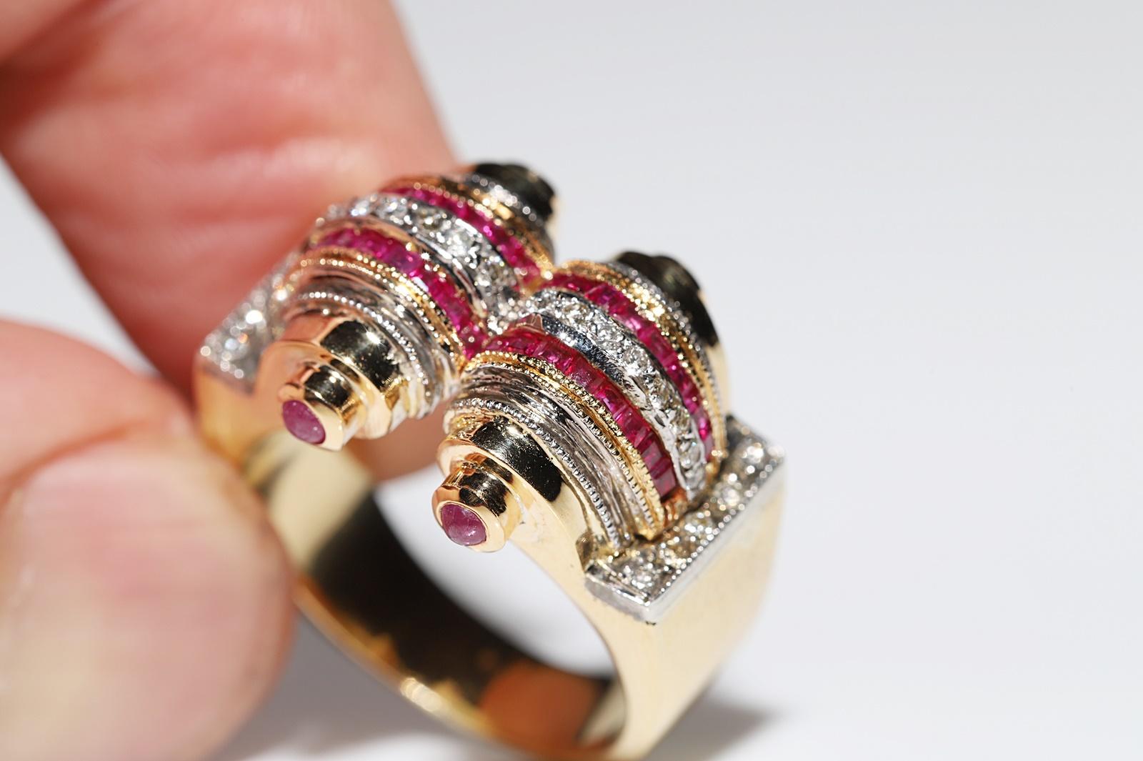 Anello con carrarmato decorato con diamanti naturali e rubini in oro 18 ct. d'epoca CIRCA 1980 in vendita 5