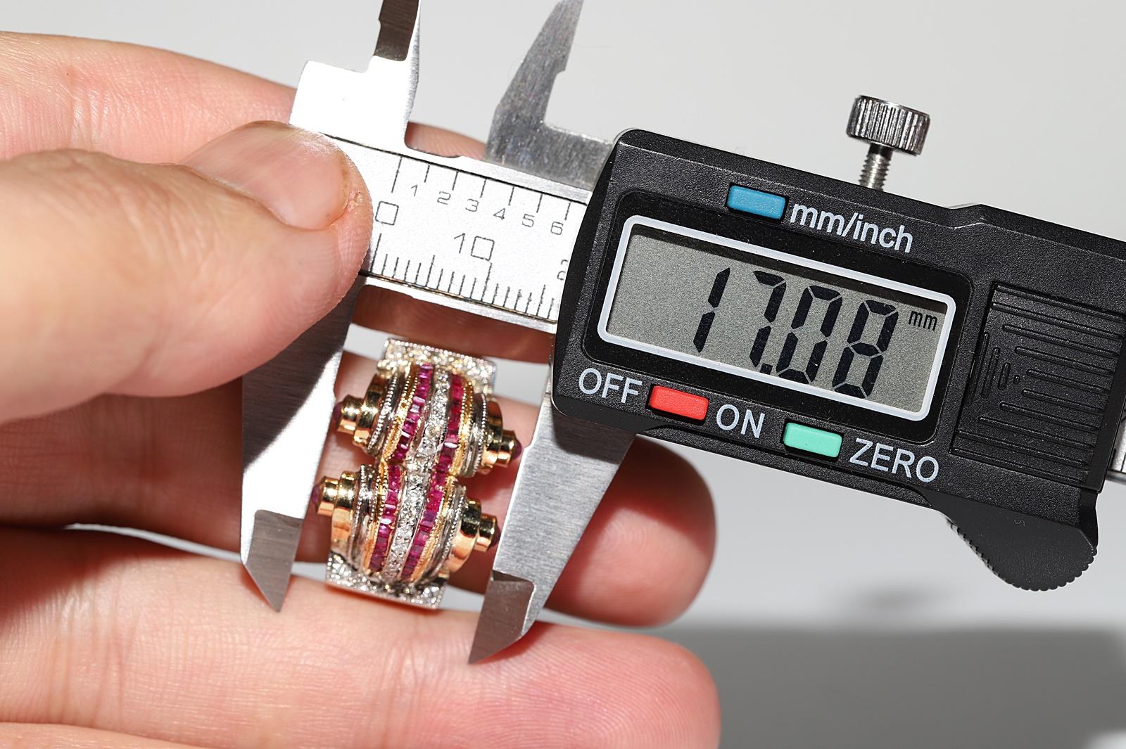 Anello con carrarmato decorato con diamanti naturali e rubini in oro 18 ct. d'epoca CIRCA 1980 in vendita 7