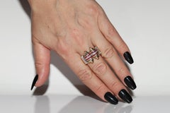 Anillo tanque vintage circa años 80 de oro de 18 quilates decorado con diamantes naturales y rubíes