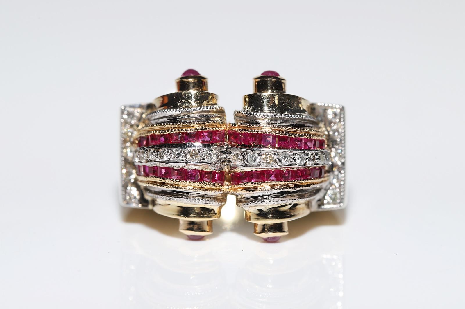 Anello con carrarmato decorato con diamanti naturali e rubini in oro 18 ct. d'epoca CIRCA 1980 in vendita 1