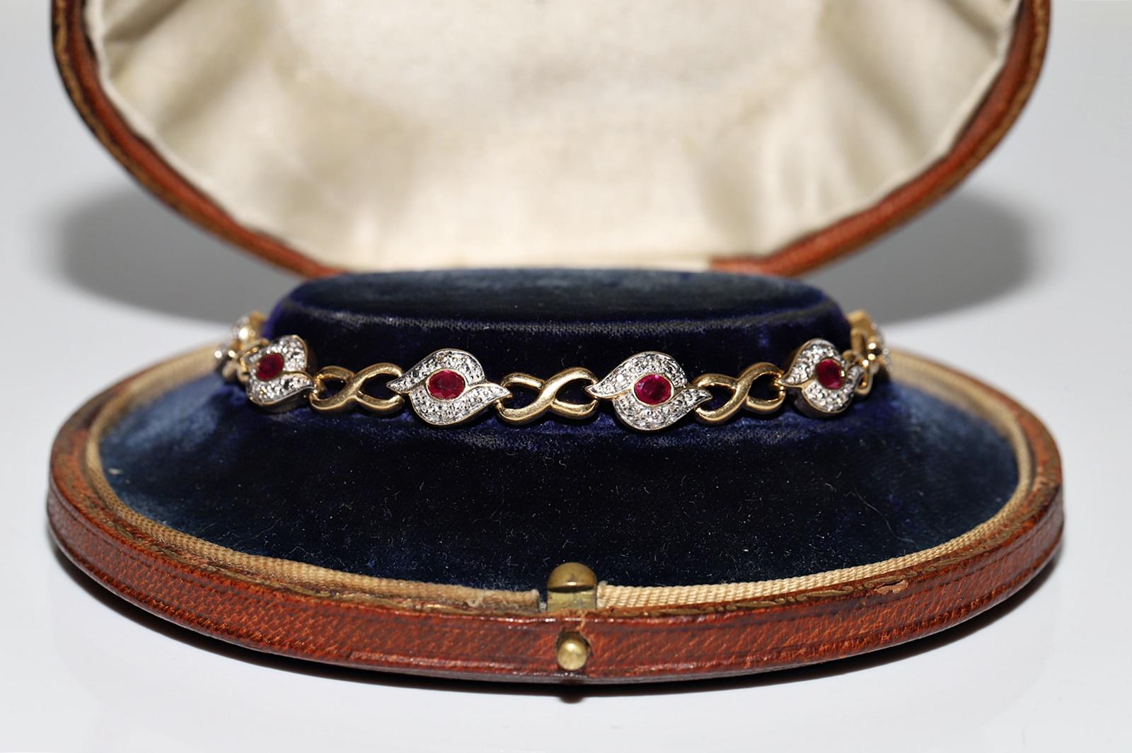 In ottime condizioni.
Il peso totale è di 18,1 grammi.
Totalmente è un diamante da 0,20 ct.
Il diamante ha colore H e purezza s1.
Totalmente è un rubino da 1,30 carati.
La lunghezza totale è di 19,5 ct.
La scatola non è inclusa.
Per qualsiasi