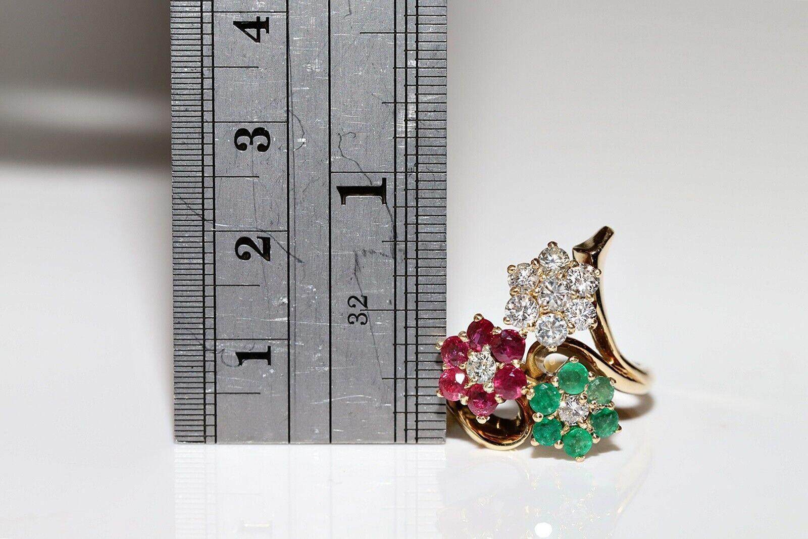 Vintage Circa 1980s 18k Gold Natural Diamond And Ruby Emerald Flowers Ring In Good Condition For Sale In Fatih/İstanbul, 34