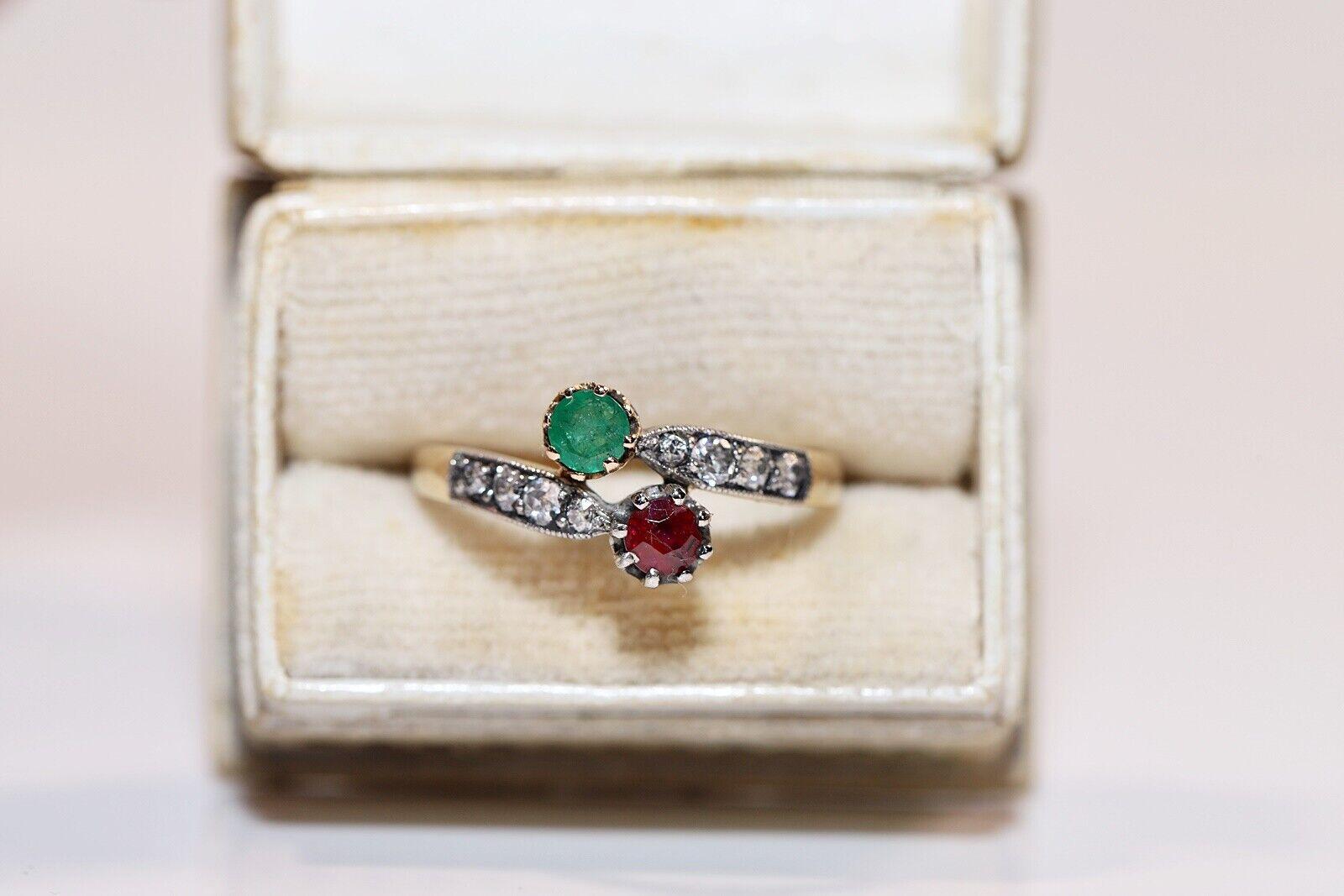 Vintage Circa 1980er Jahre 18 Karat Gold Natürlicher Diamant und Rubin Smaragd Ring  im Angebot 5