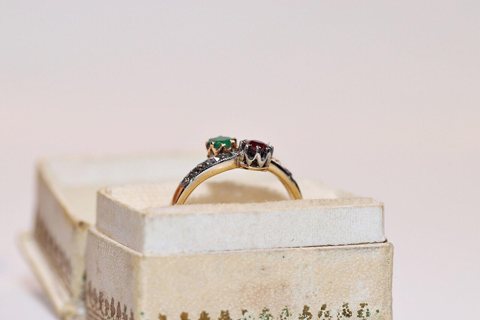 Vintage Circa 1980er Jahre 18 Karat Gold Natürlicher Diamant und Rubin Smaragd Ring  im Angebot 6