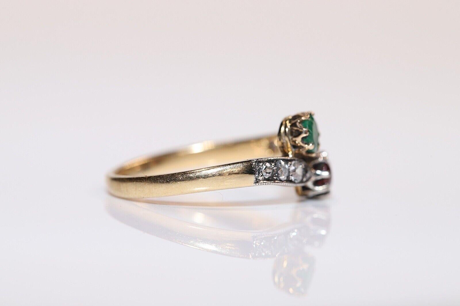 Vintage Circa 1980er Jahre 18 Karat Gold Natürlicher Diamant und Rubin Smaragd Ring  Damen im Angebot