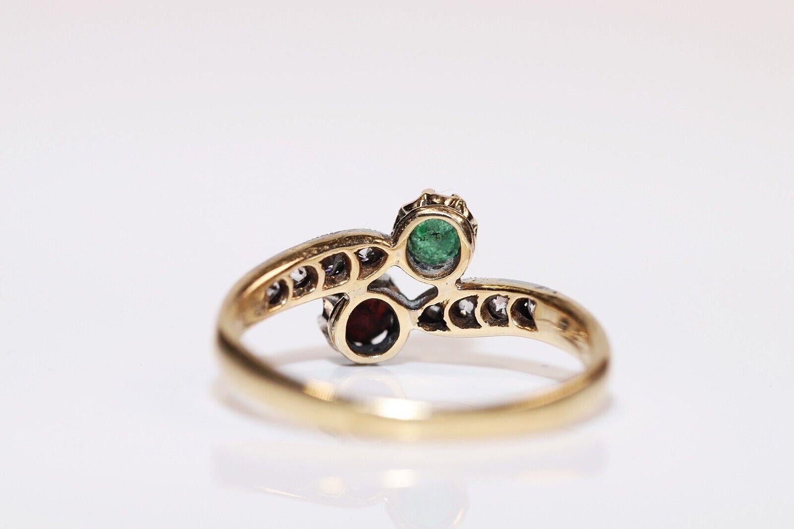 Vintage Circa 1980er Jahre 18 Karat Gold Natürlicher Diamant und Rubin Smaragd Ring  im Angebot 1