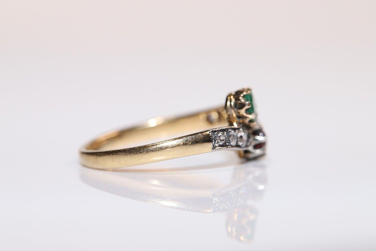 Vintage Circa 1980er Jahre 18 Karat Gold Natürlicher Diamant und Rubin Smaragd Ring  im Angebot 2