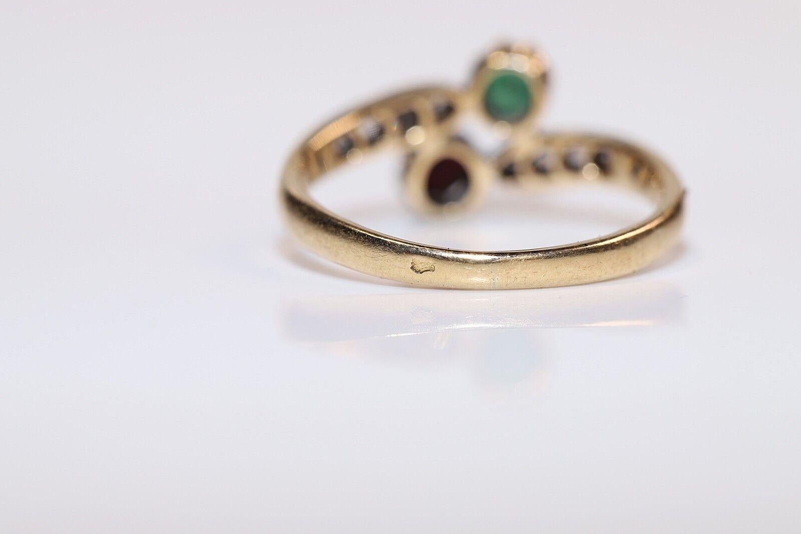 Vintage Circa 1980er Jahre 18 Karat Gold Natürlicher Diamant und Rubin Smaragd Ring  im Angebot 3