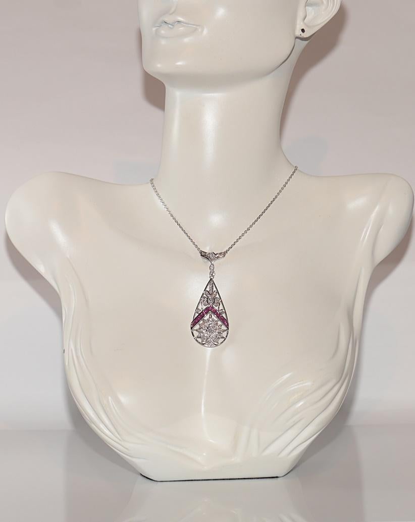 In ottime condizioni.
Il peso totale è di 14,9 grammi.
Totalmente è un diamante da 1,50 ct.
Il diamante ha colore G-H e purezza vs-s1.
Totalmente è un rubino da 0,50 carati.
La lunghezza totale della catena è di 45 cm.
Per qualsiasi domanda,