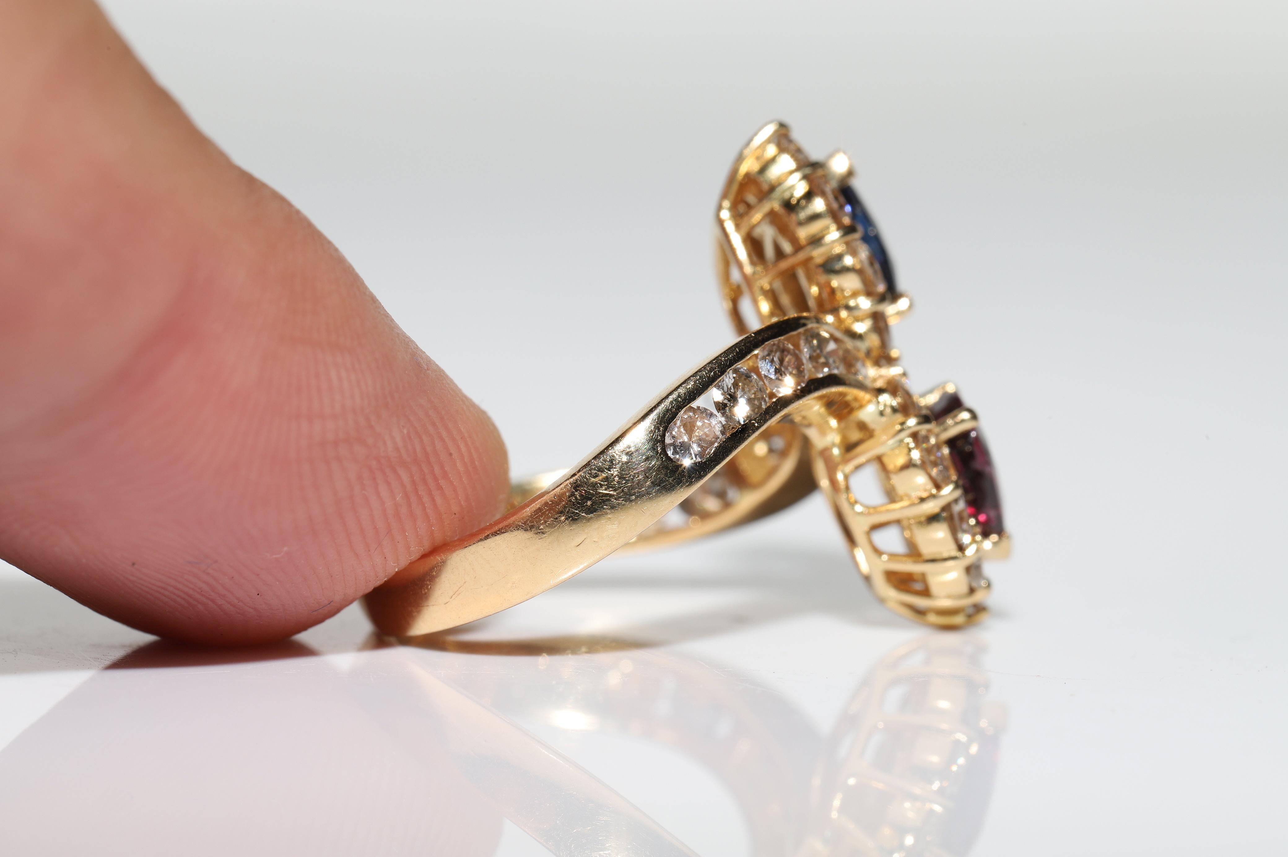 Vintage Circa 1980er Jahre 18k Gold Natürlicher Diamant und Rubin Saphir Dekorierter Ring Damen im Angebot