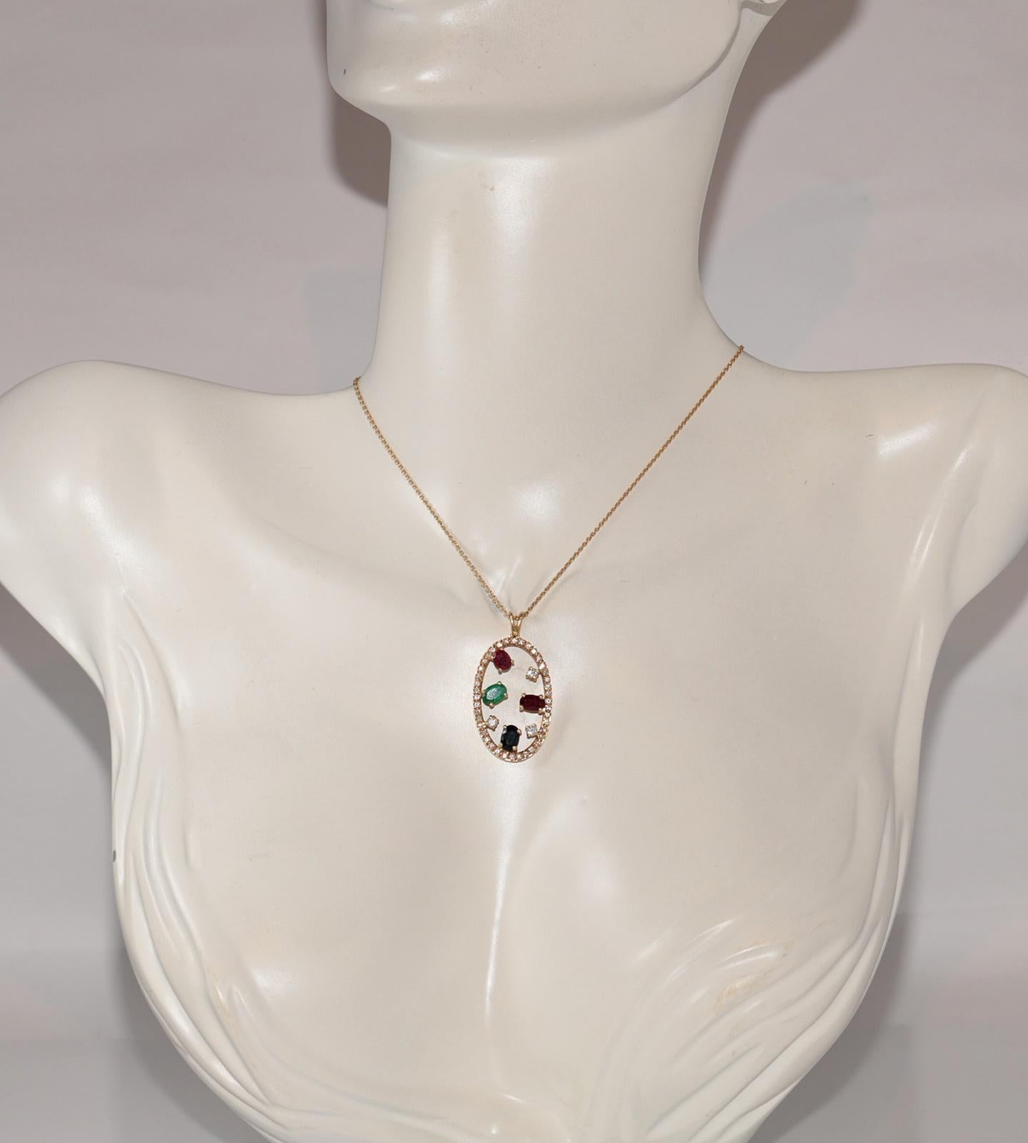 En muy buen estado.
El peso total es de 9,1 gramos.
Totalmente es diamante 1 ct.
El diamante es de color H y claridad vvs1-vs1.
Totalmente esmeralda rubí y zafiro 3.50 ct.
La longitud total de la cadena es de 45 cm.
Ponte en contacto para cualquier