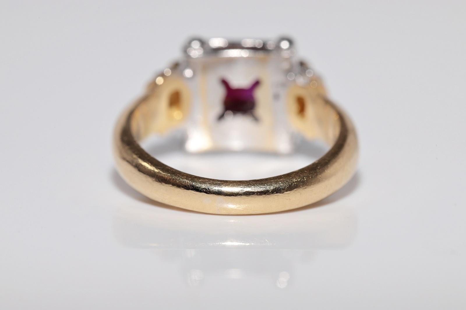 Vintage Circa 1980s 18k Gold Natural Diamond And Ruby Square Design Ring For Sale 5