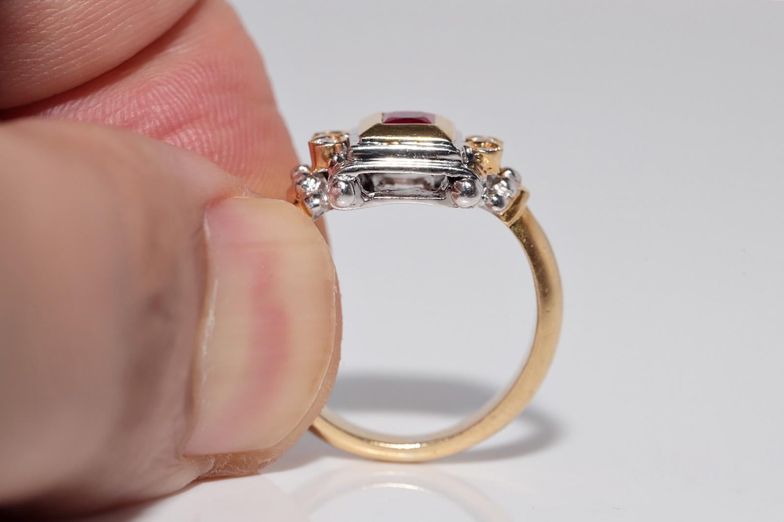 Vintage Circa 1980s 18k Gold Natural Diamond And Ruby Square Design Ring For Sale 10