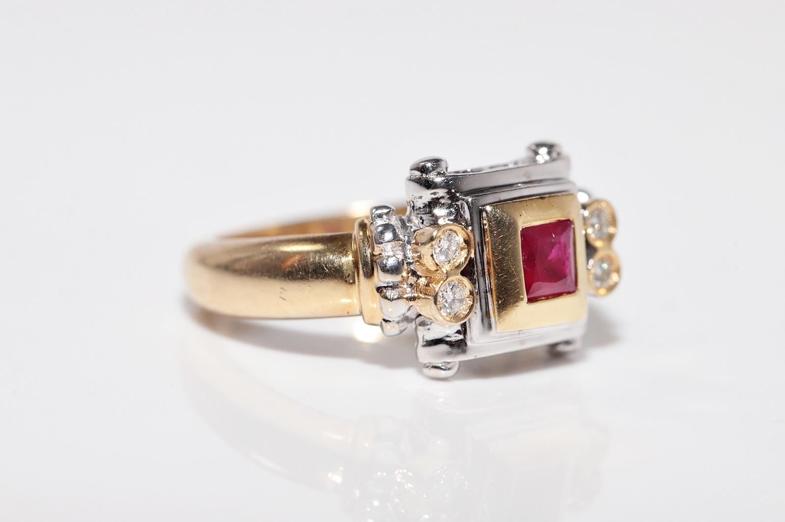 Vintage Circa 1980s 18k Gold Natural Diamond And Ruby Square Design Ring For Sale 2