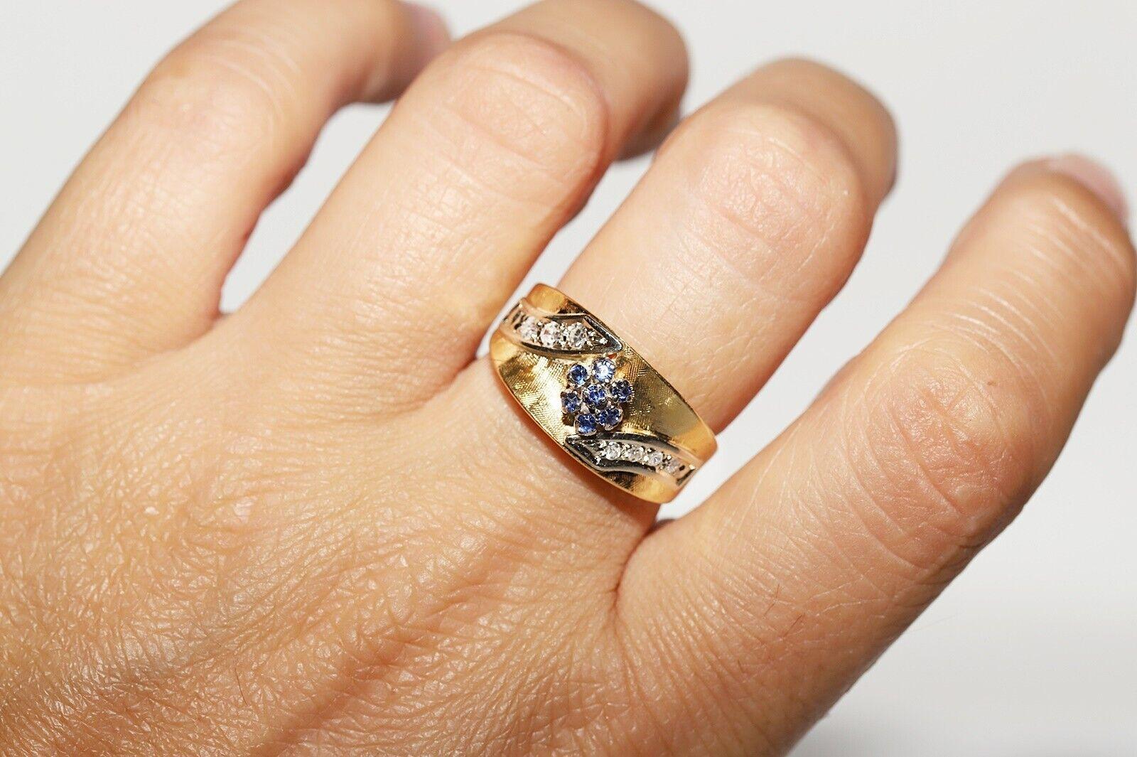 Vintage Circa 1980s 18k Gold Natural Diamond And Sapphire Decorated Ring For Sale 4