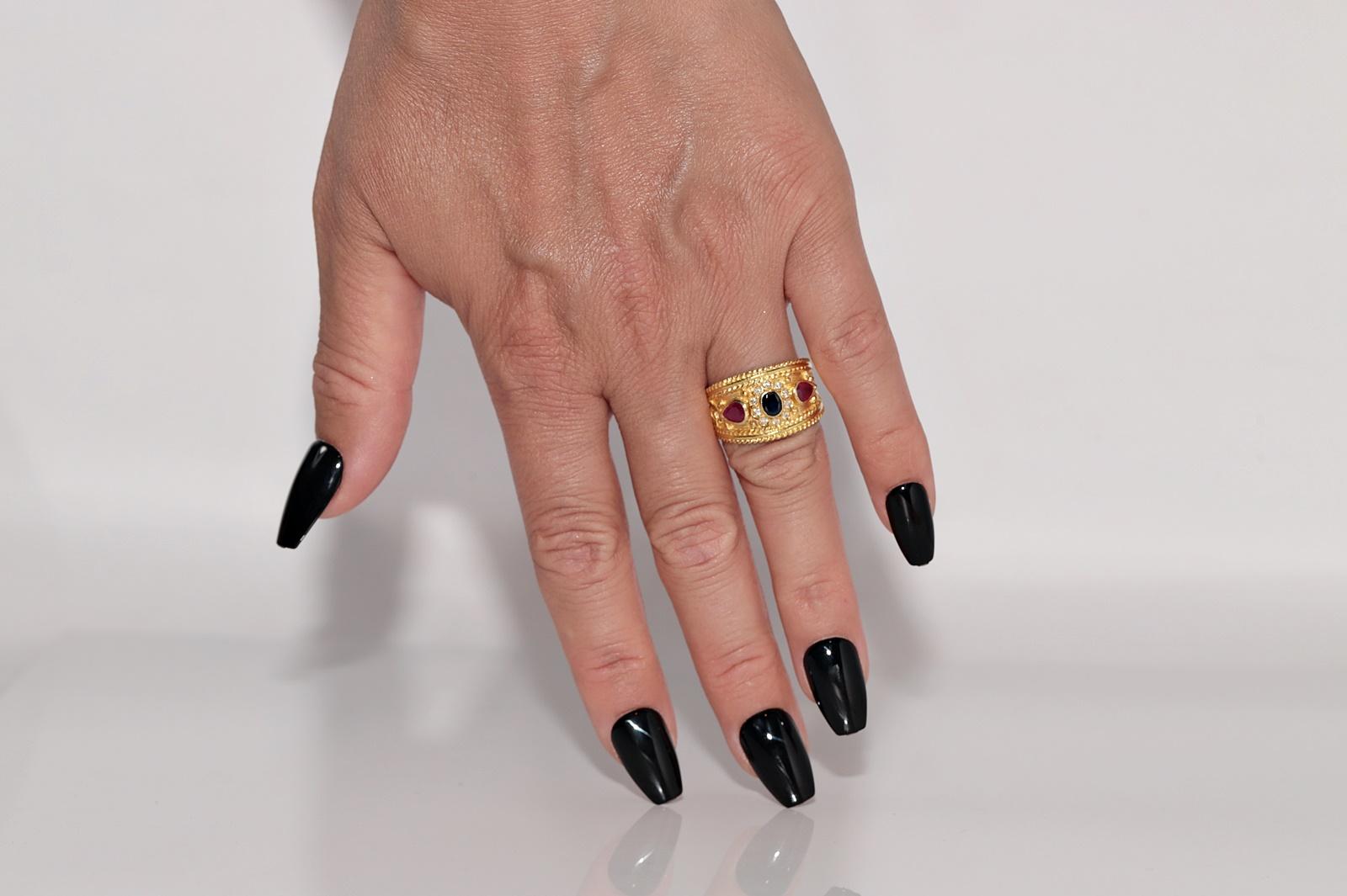 Vintage CIRCA 1980er Jahre 18k Gold natürlichen Diamanten und Saphir Rubin verziert Ring im Angebot 8