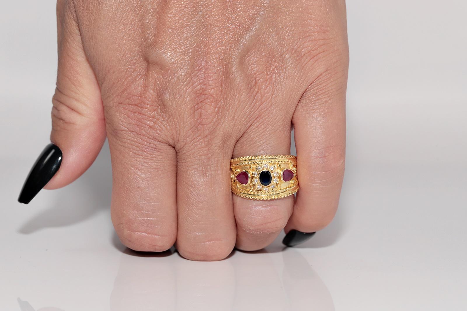 Vintage CIRCA 1980er Jahre 18k Gold natürlichen Diamanten und Saphir Rubin verziert Ring im Angebot 9
