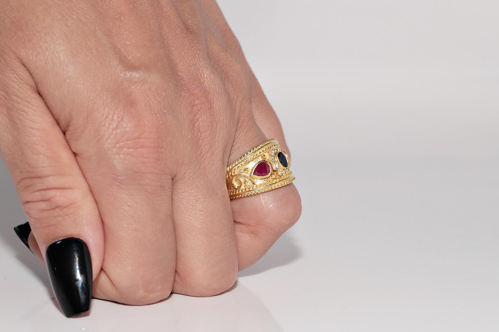 Vintage CIRCA 1980er Jahre 18k Gold natürlichen Diamanten und Saphir Rubin verziert Ring im Angebot 10