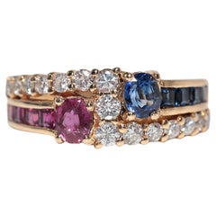 Anillo vintage circa años 80 de oro de 18 quilates decorado con diamantes naturales y zafiros y rubíes