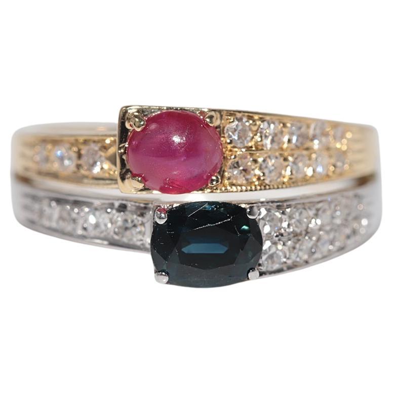 Anillo vintage circa años 80 de oro de 18 quilates decorado con diamantes naturales y zafiros y rubíes