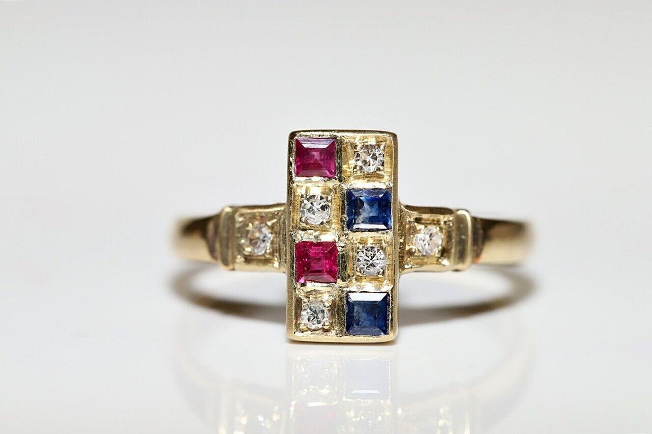 In ottime condizioni.
Il peso totale è di 3,3 grammi.
Il diamante è di circa 0,13 carati.
Il diamante ha colore H-I e purezza vs-s1-s2.
Il rubino e lo zaffiro hanno un peso complessivo di 0,43 carati
La misura dell'anello è US 7.
Possiamo realizzare