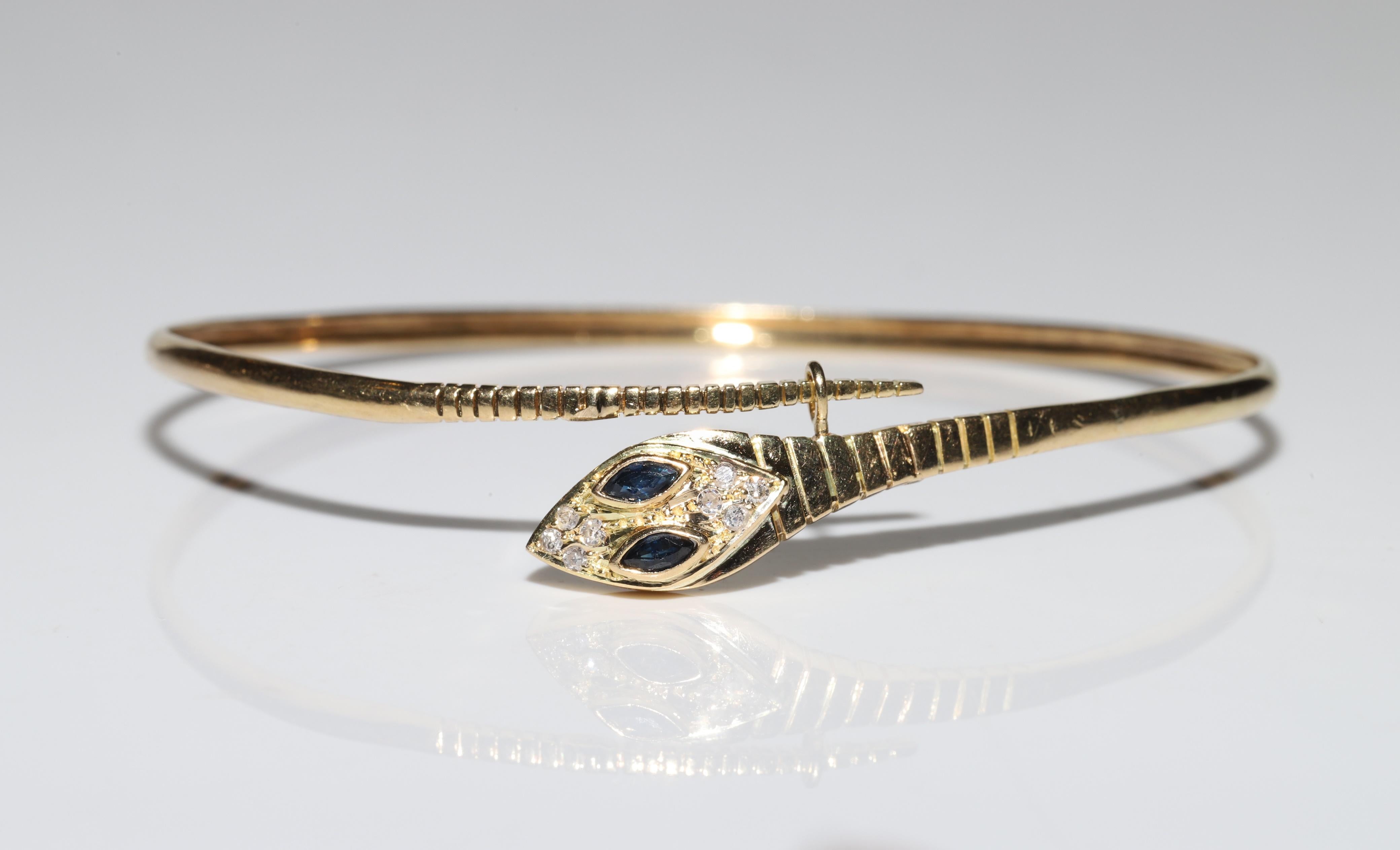 Vintage Circa 1980s 18k Gold Natural Diamond And Sapphire  Snake Bracelet In Good Condition For Sale In Fatih/İstanbul, 34
