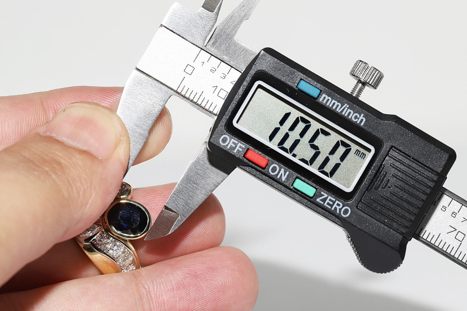 Donna Anello con serbatoio forte in oro 18 carati con diamanti naturali e zaffiri, CIRCA 1980 in vendita