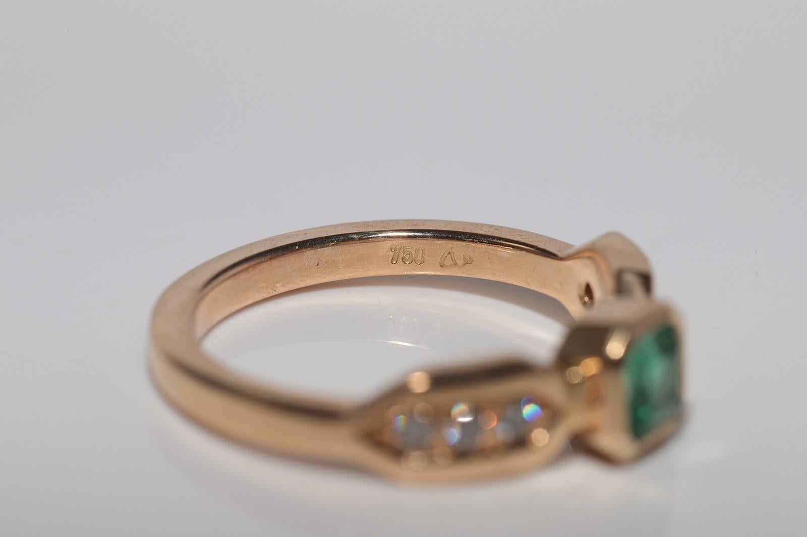 Vintage Circa 1980s 18k Gold Natural Diamond And Square Cut Emerald Ring For Sale 4