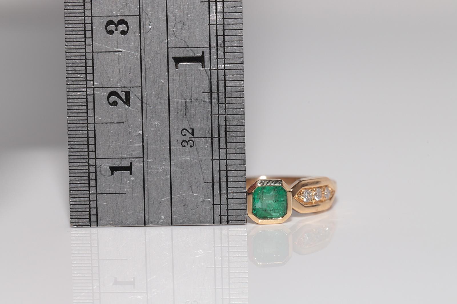 Vintage Circa 1980s 18k Gold Natural Diamond And Square Cut Emerald Ring For Sale 5