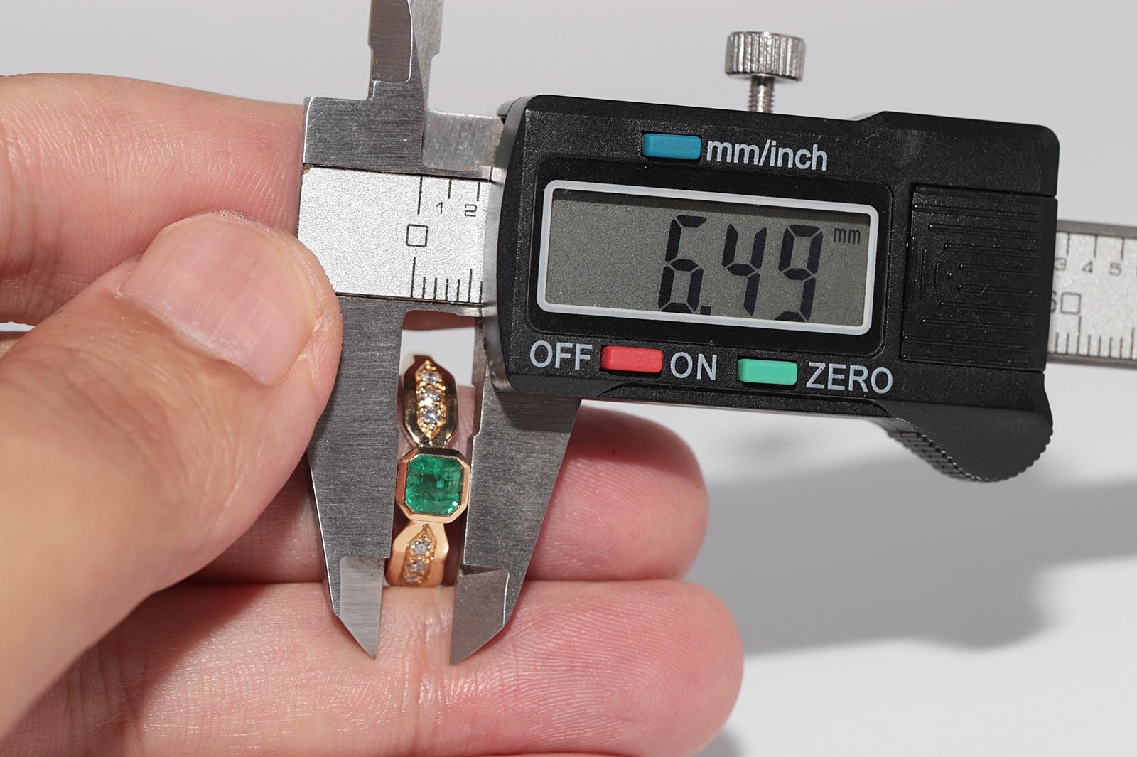 Vintage Circa 1980s 18k Gold Natural Diamond And Square Cut Emerald Ring For Sale 6